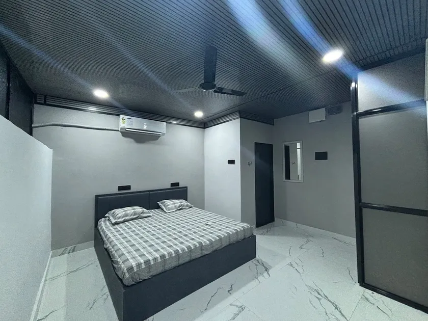 #6 Cozy Studio in Commercial Hub - Image 1