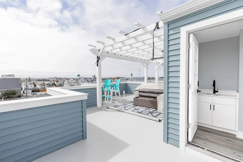 Townhouse 2 blocks from beach w/ amazing rooftop! - Image 1