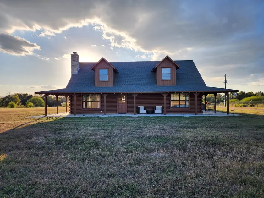 Cozy Log Home in New Ulm - Image 1