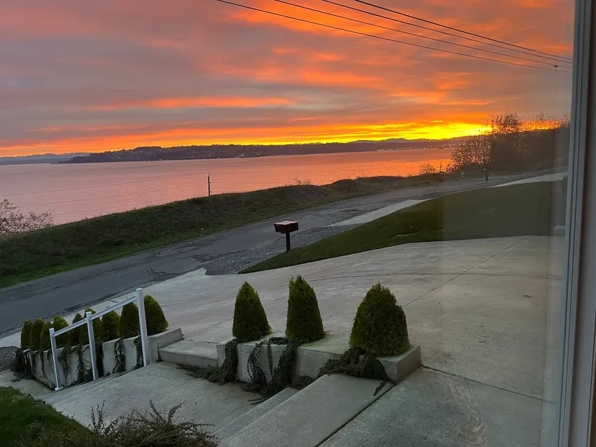 Spectacular Waterfront and Mountain Views - Image 1