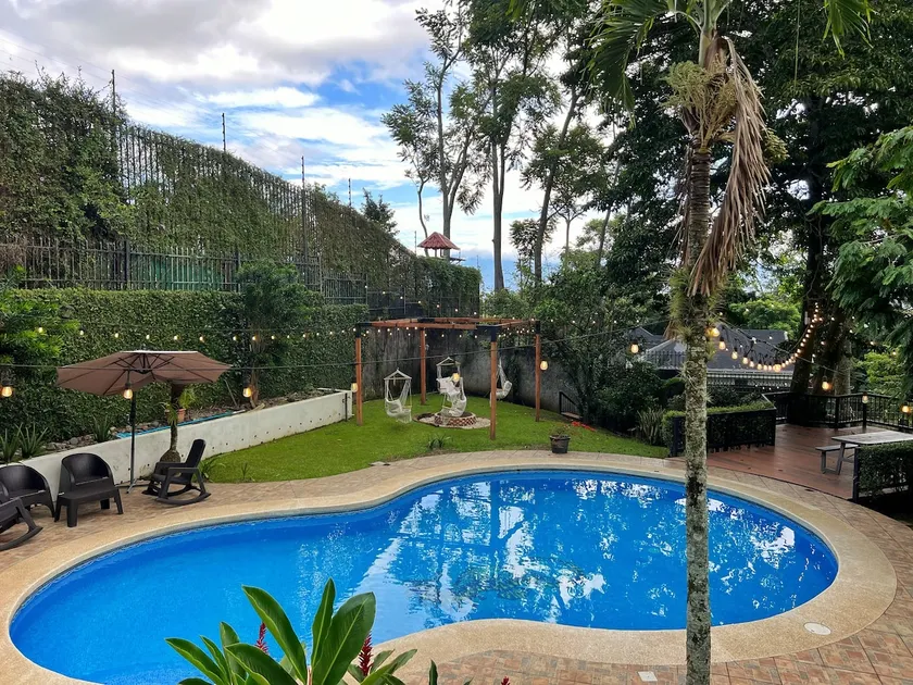 Large home, pool, and great view - Image 1