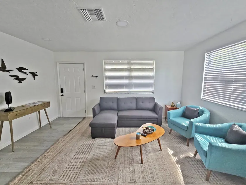 Minutes to Beach! Private Patio! - Image 1