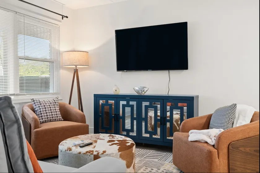 Contemporary Entire Suite Berwyn/Riverside - Image 1