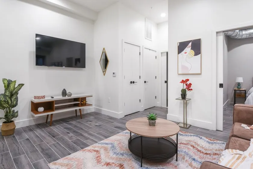 Modern King 1BR - Ideal Monthly Stay 20 Min to NYC - Image 1