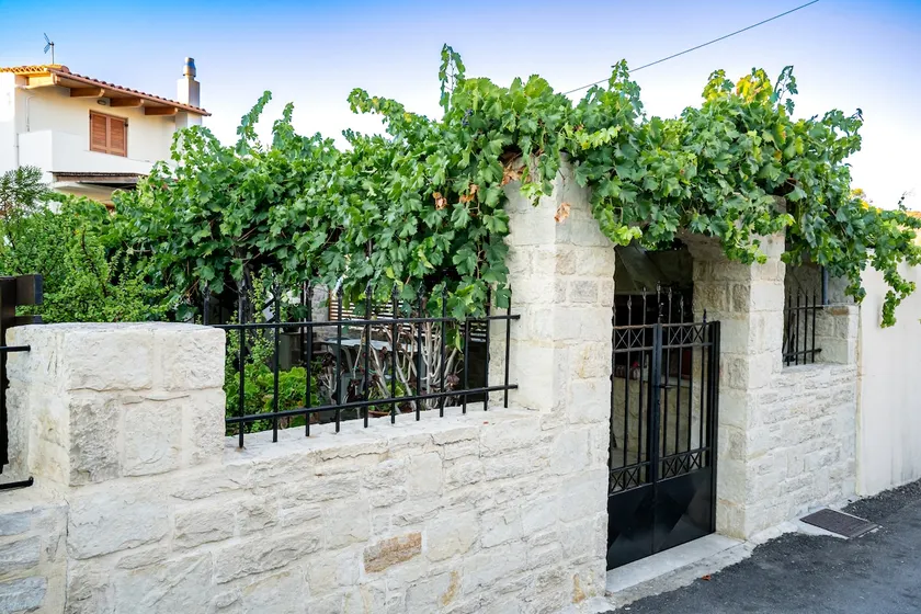 Traditional house in Panormo center - Image 1