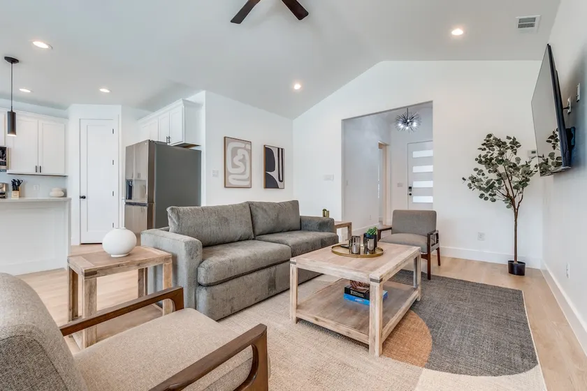 Bright & Modern in South Dallas - Image 1