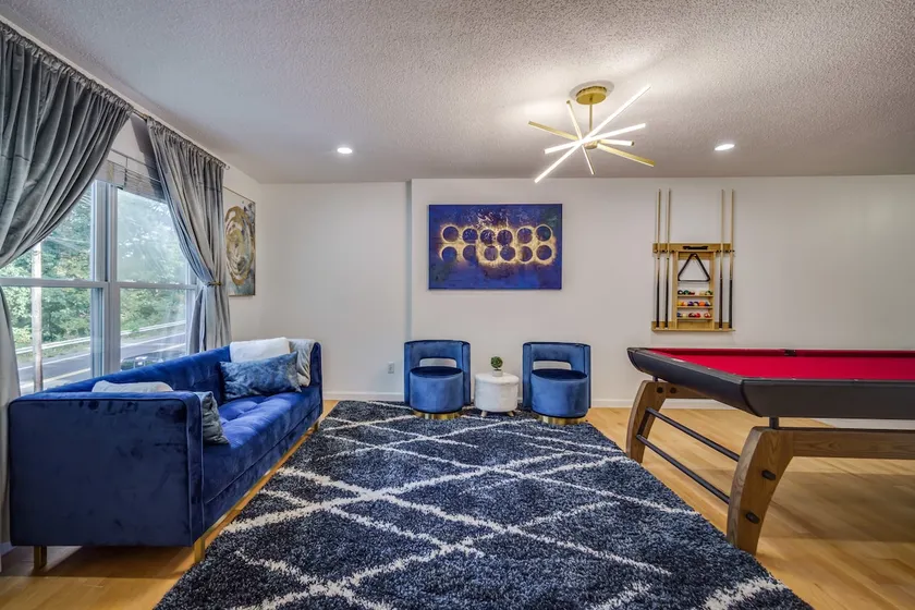 Fun n Comfortable 2 BR Near Attractions – King Bed - Image 1