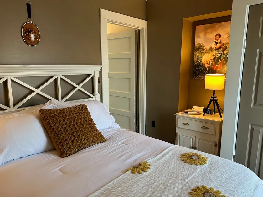 Elegantly Restored Historical 2BR Stay Near PSU - Image 1