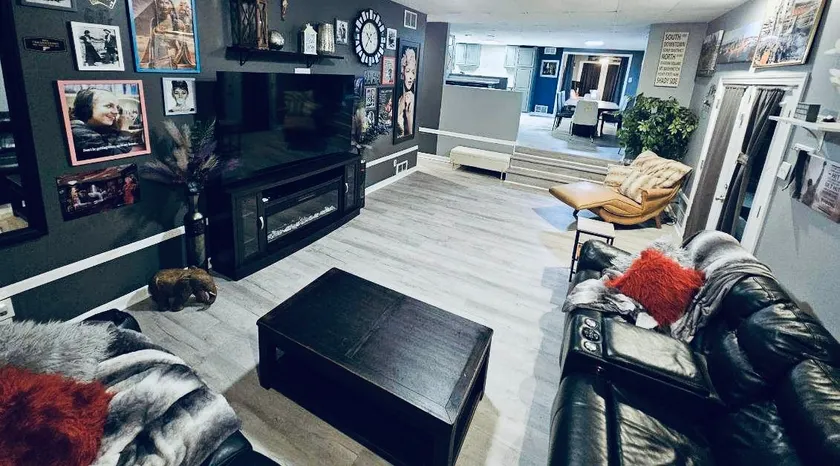 City Living sleeps 12 15 mins to Downtown - Image 1