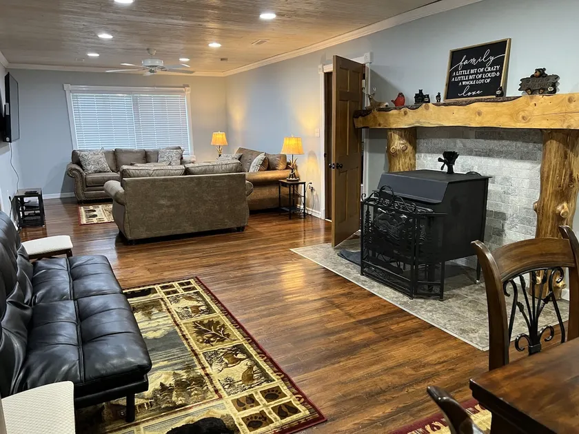 5 bedroom, 3 bath, sleeps 14, Port Huron hub point - Image 1