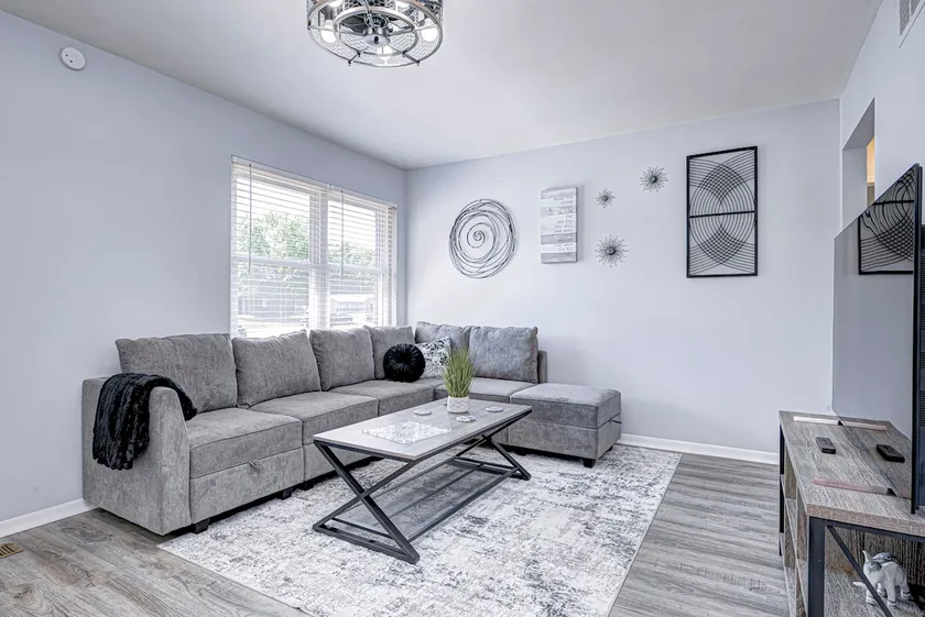 Convenient 2 bedroom*King Bed* - Image 1