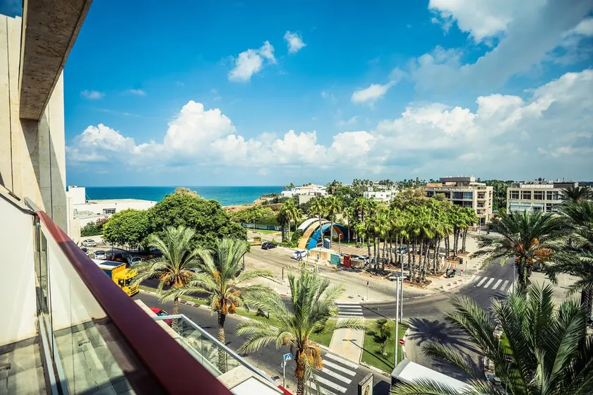 Miklat Stunning 2BR- Front Of Beach-Pool & Parking - Image 1