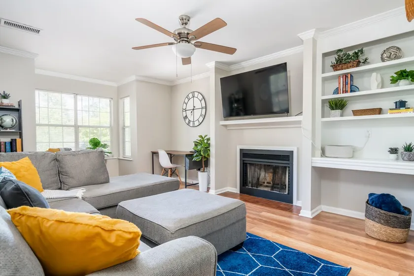 Charming Upstairs Apt Irmo 3BR - Image 1
