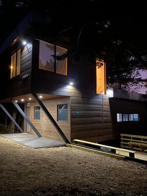 Beautiful, solid and modern cabin facing the lake - Image 1