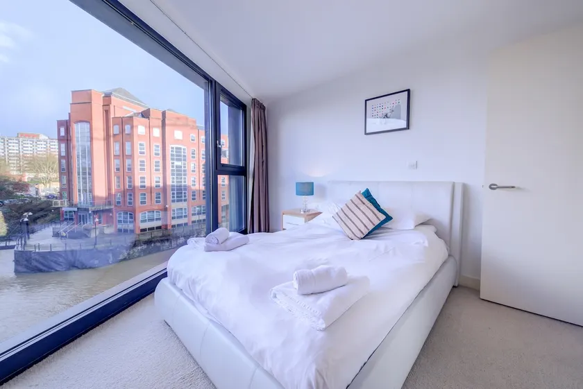 Cleyro Serviced Apartments - Finzels Reach - Image 1