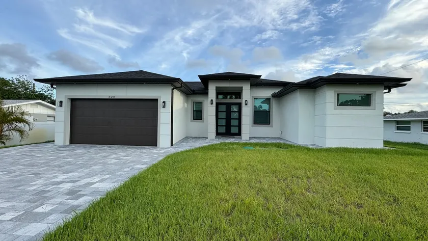 Sunny Florida escape! Short drive to the beach. - Image 1
