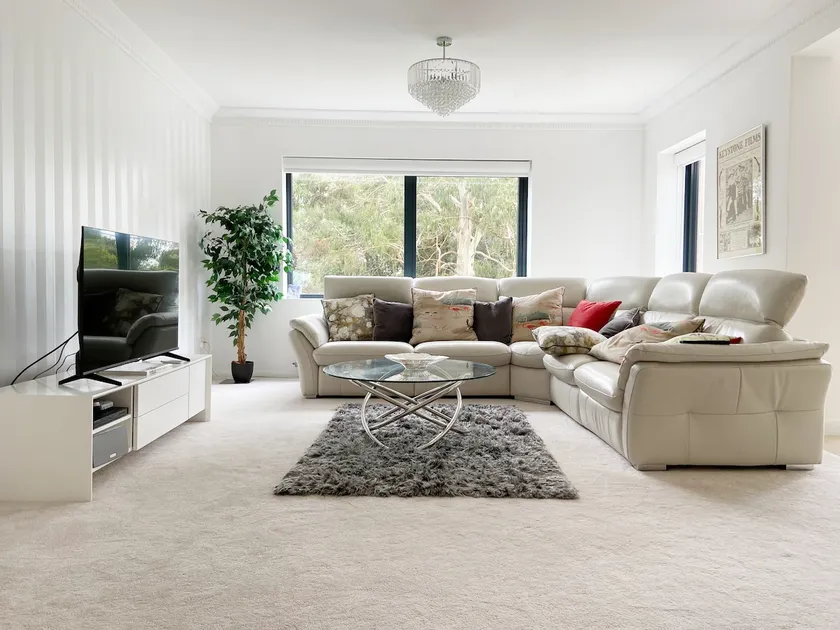 Top Floor Sandbanks Apartment with Free Parking just minutes from the Beach and Bars - Image 1