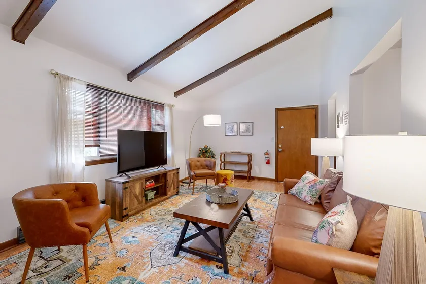 Top-Floor Quiet Clean Apartment - Image 1