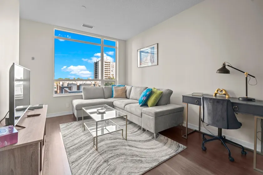 luminous 2-Bedroom Apartment with Balcony - Image 1