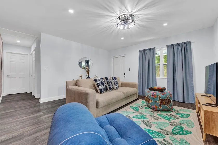 2 Bed/2 Bath One mile to the beach-20 min to FLL - Image 1
