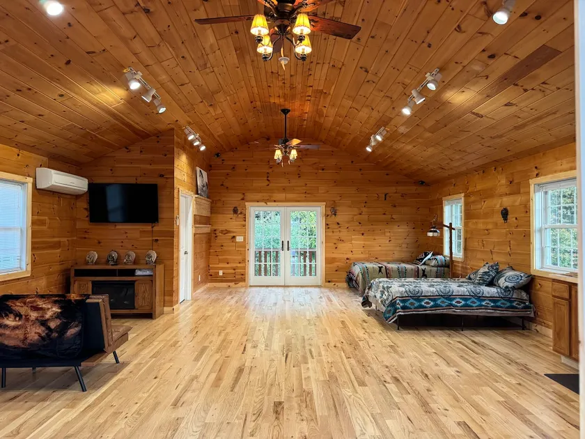 The Saloon, cabin retreat. - Image 1