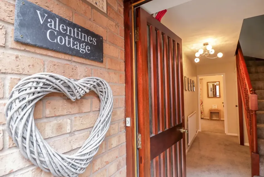 Valentines Cottage Very Central Location! - Image 1