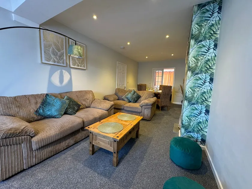 Stratton House, Sleeps 13, 6 bedrooms, Parking, Long Stay Disc - Image 1