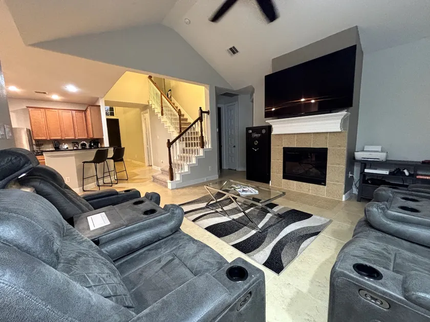 spacious, cozy modern home - Image 1