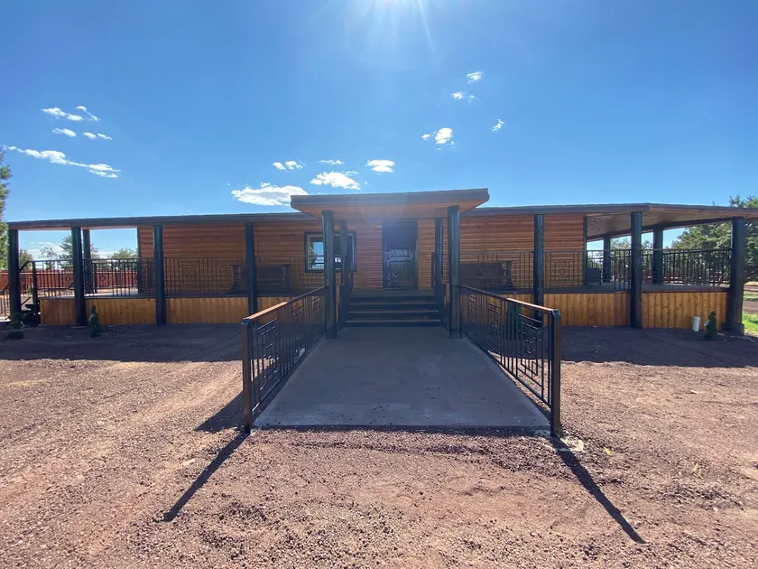 Willie's Grand Canyon Lodge - Image 1