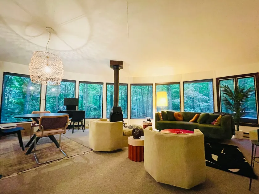 Round 70s cabin-pickleball, golf, gym, pools - Image 1