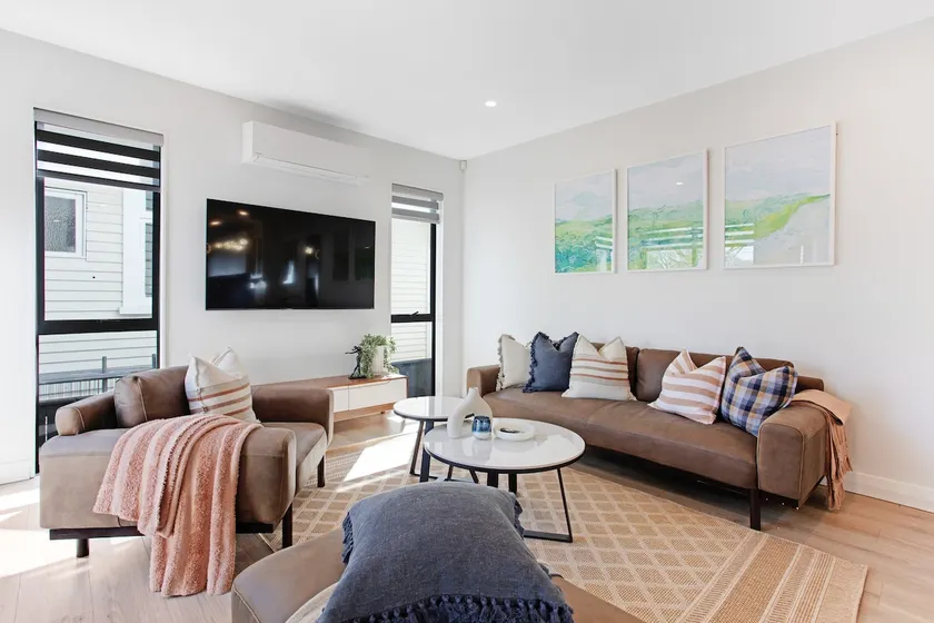 Central Oasis Townhouse with Parking and Air-con - Image 1