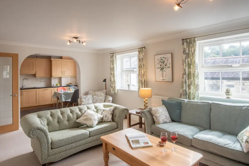 Modern 2-Bed Flat in Tavistock Centre - Image 1