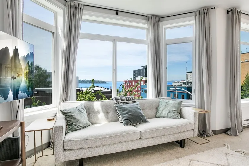 Seattle’s Downtown Gem- w/View, Parking & Pool - Image 1