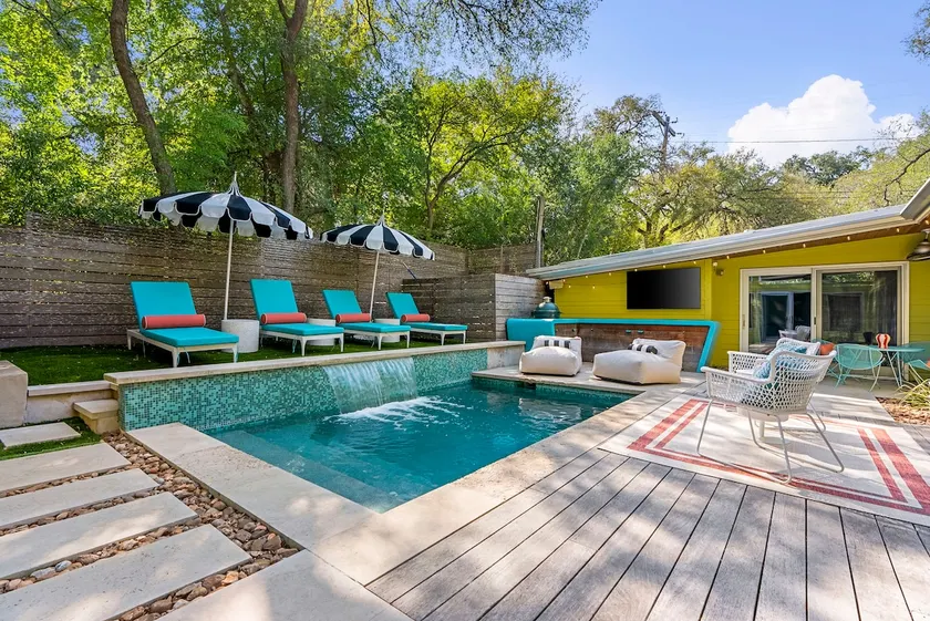 MidMod Bungalow 5BR Heated Pool - Image 1