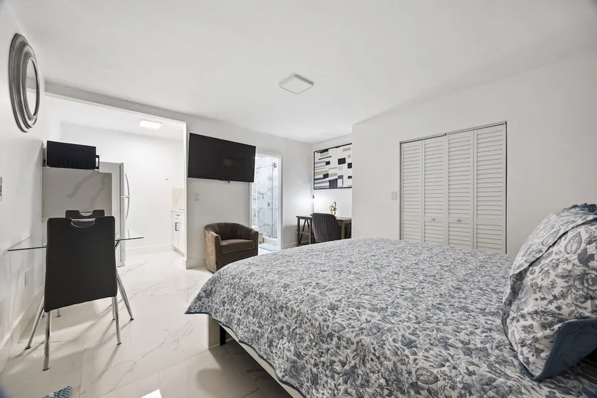 Stylish King Bed Studio - Image 1