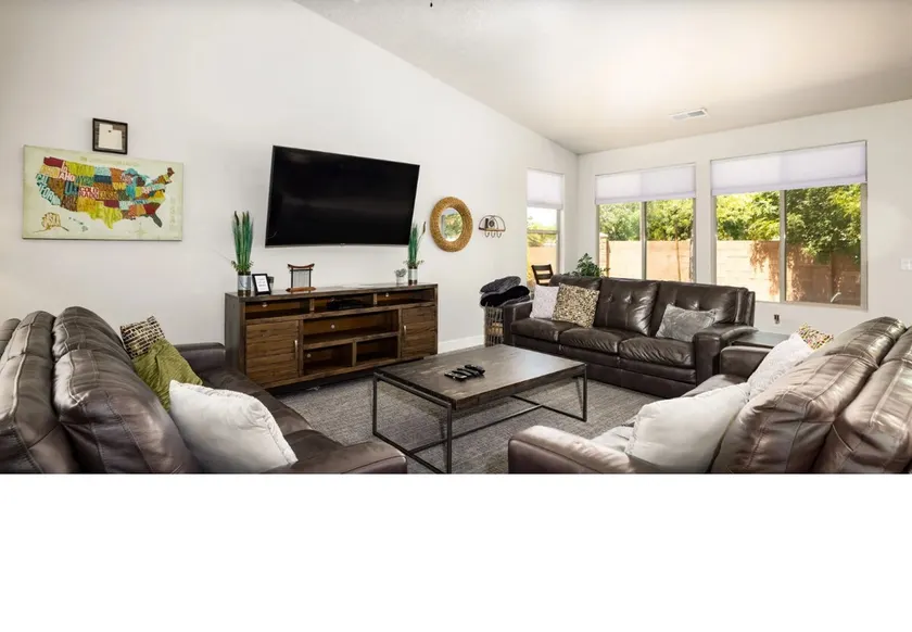Spacious 5 bedroom house with pool access! - Image 1