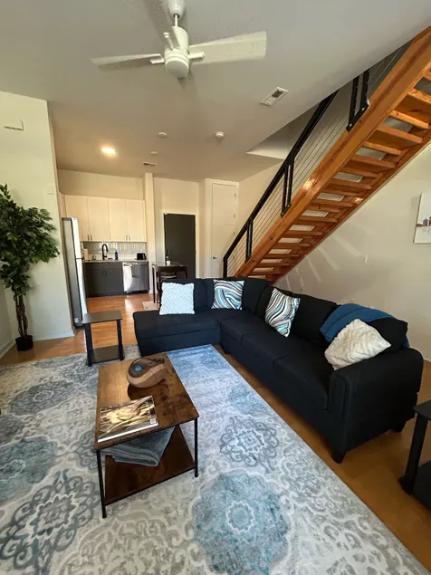 Spacious Townhouse in the Heart of Uptown - Image 1