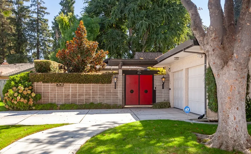 Modern Renovated Private Oasis for Executives - Image 1