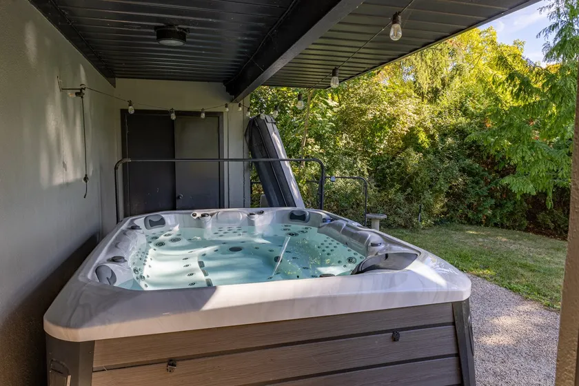5 Bedroom Luxury Retreat with Hot Tub and Sauna - Image 1