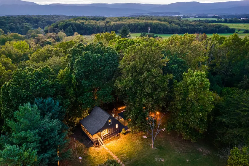 Tuck's Wooded Cabin, Hot Tub, Fire Pit Evenings - Image 1
