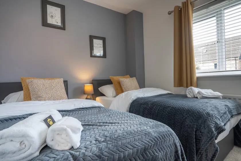 Stunning 3 bed House - Nr Kings Mill Hospital - 2 Parking Spaces, Wifi & Garden - Image 1
