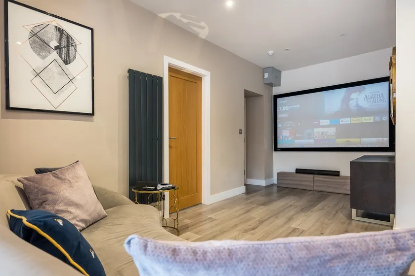 Jester Court - 2 bed apartment in the Centre of Windermere Village - FREE off-site Health Club access with Pool, Sauna, Steam Room & Gym - Image 1