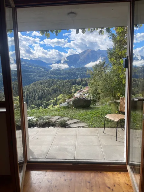 Cozy & private home, amazing views, free parking - Image 1