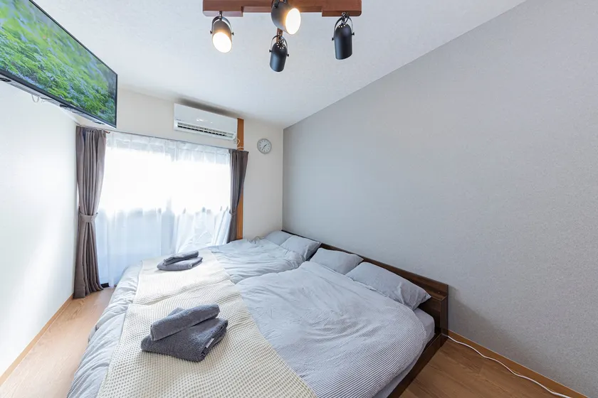 [10 minutes to Shinjuku Station/7 minutes to Shibuya Station/1 minute on foot from Shimokitazawa Station] Maximum 4 people/2 semi-double beds - Image 1