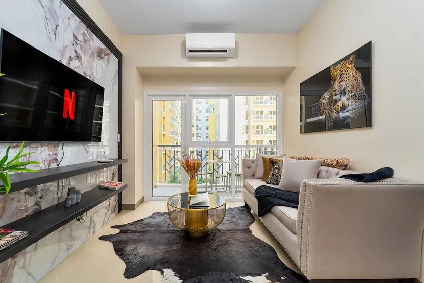 Elegant Escape Near MOA & Okada with Pool & Gym - Image 1