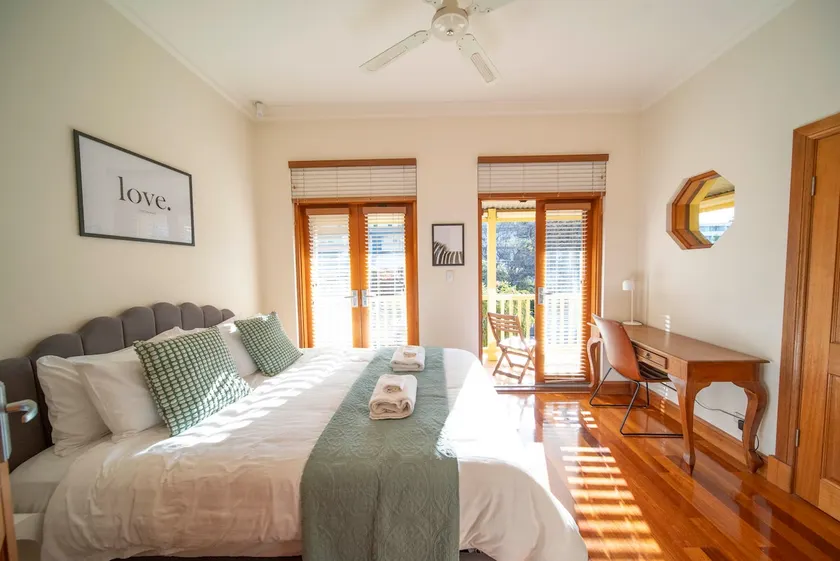 Cozy holiday home 5 mins walk to beach in Glenelg - Image 1