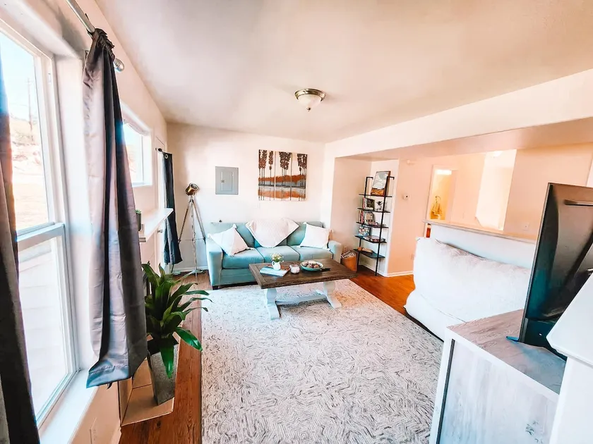 Palmer Lake AF Academy Pet Friendly King Bed 4 TVs - Image 1