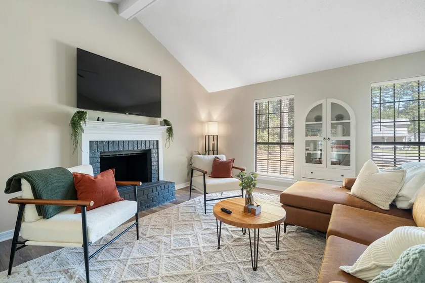 3 bedroom house in Lake Forest - Image 1