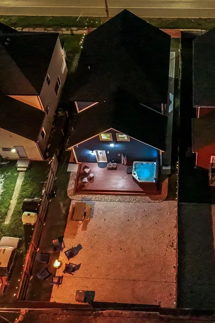 Mins to DT & Lucas Oil! Hot Tub +Arcades/Game Room - Image 1