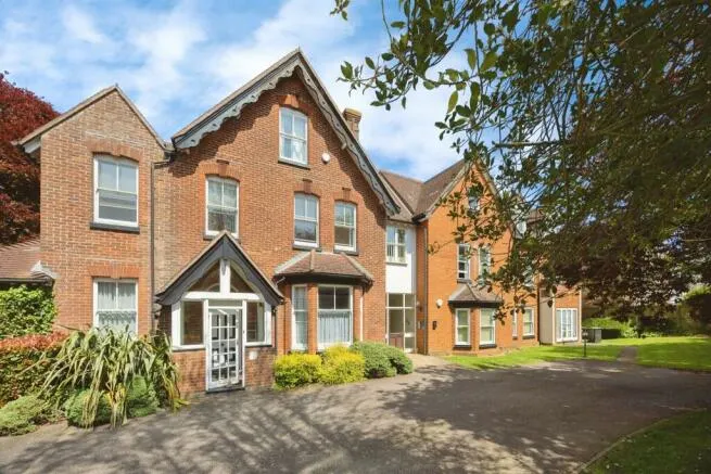 Lovely 2-bed flat with parking - Image 1